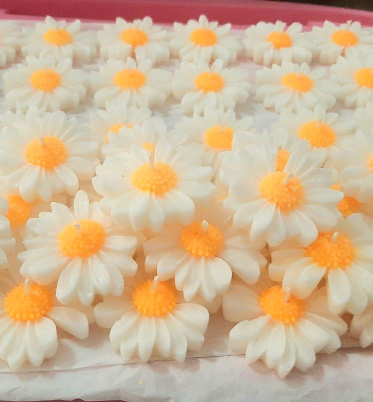 شمع بابونه طرح گل نرگس معطر و تزئینی شیک برای دکوراسیون منزل🌼🕯️✨️ - تولید کننده شمع