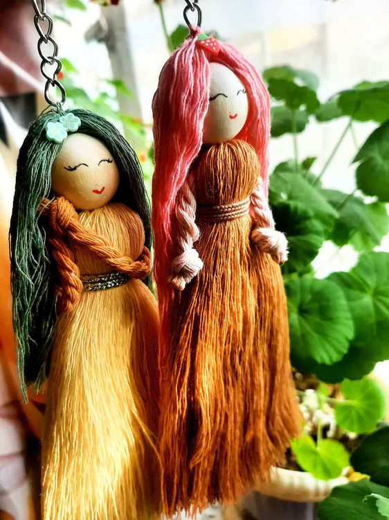 عروسک مکرومه دخترانه در فضای رویایی